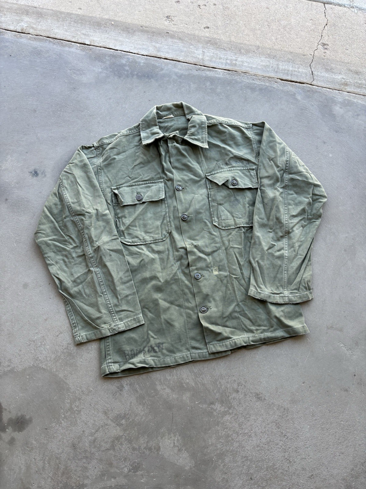 Vintage 60s US Army OG107 Utility Shirt Military Jacket Distressed Fatigue Green