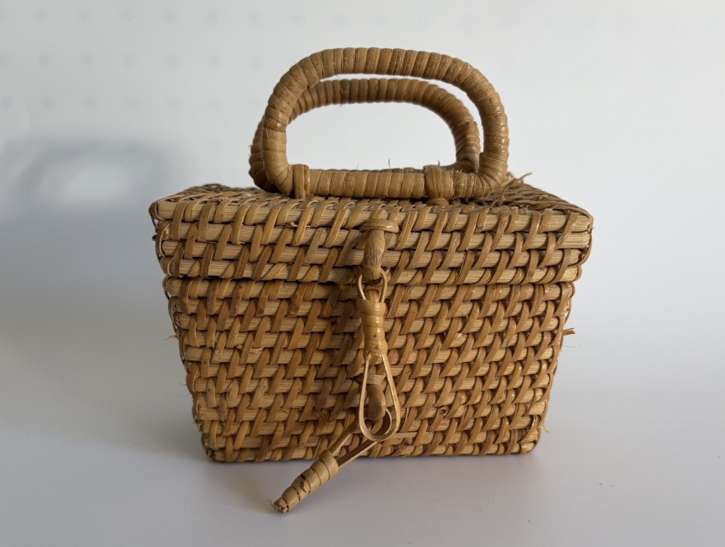 VTG Wicker Basket Box Small Woven Rattan Hinged Lid Handles Rustic Country Decor VTG Wicker Basket Box Small Woven Rattan Hinged Lid Handles Rustic Country Decor