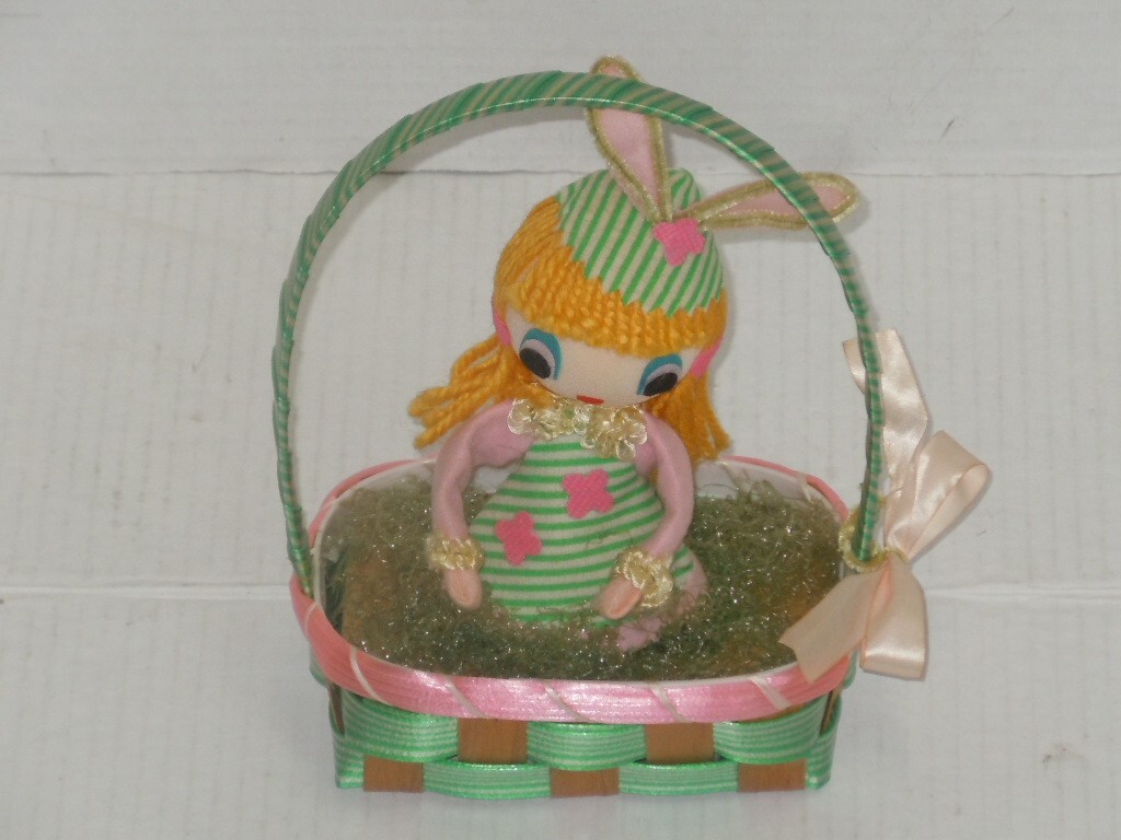 VINTAGE JAPAN FELT PIPE CLEANER YARN GIRL EASTER BUNNY IN BASKET DECORATION