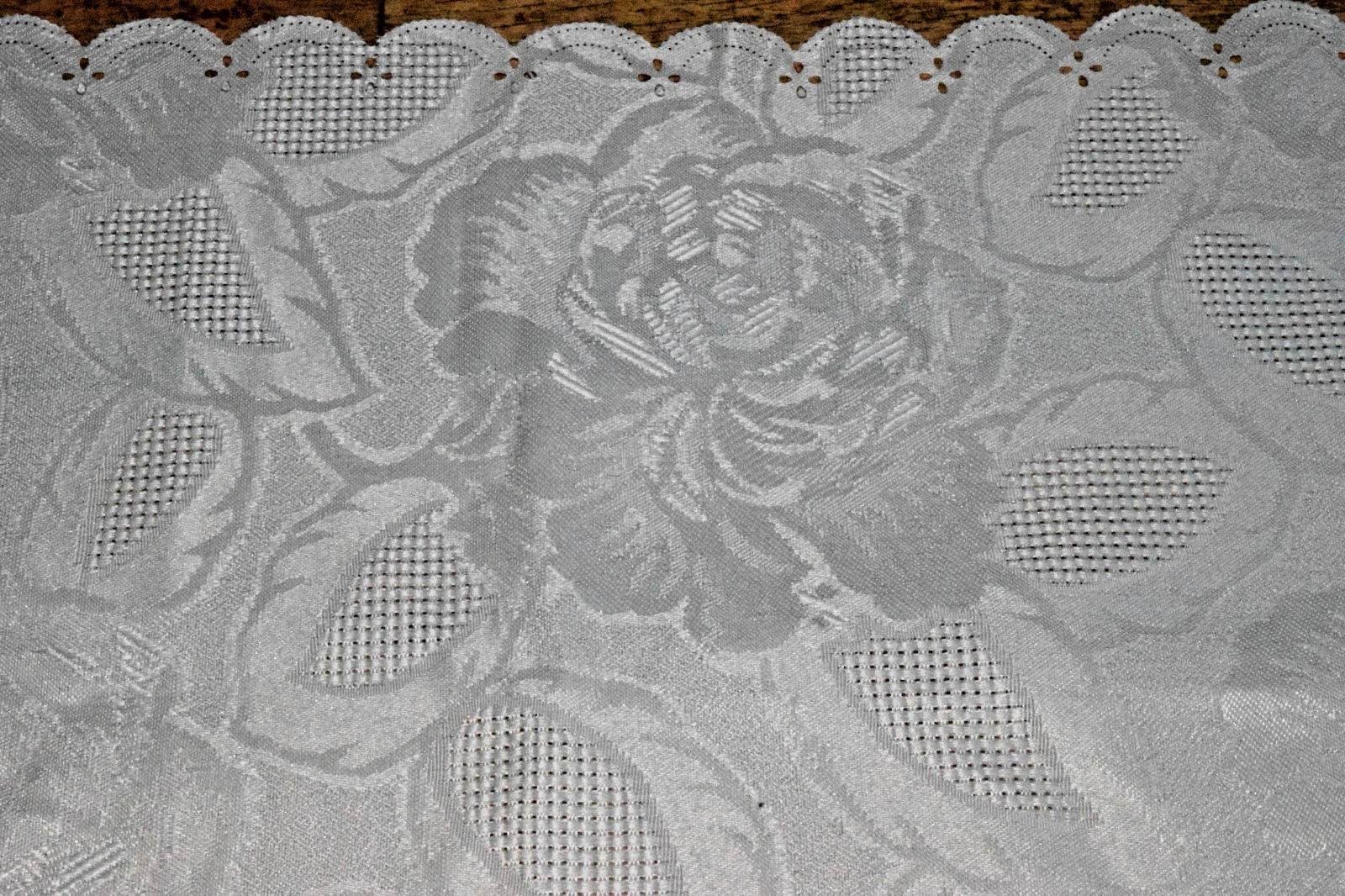 Vintage 60s White Table Runners Dresser Scarves Roses Scalloped Edge 35 x 12 In