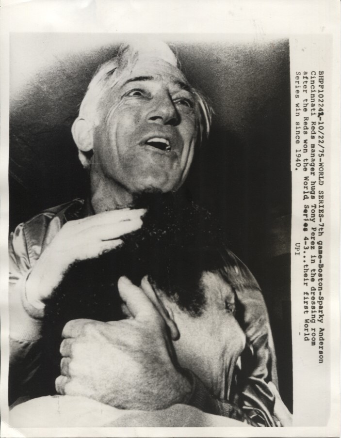 1975 Press Photo HoFer Sparky Anderson Hugs HoFer Tony Perez after WS Win