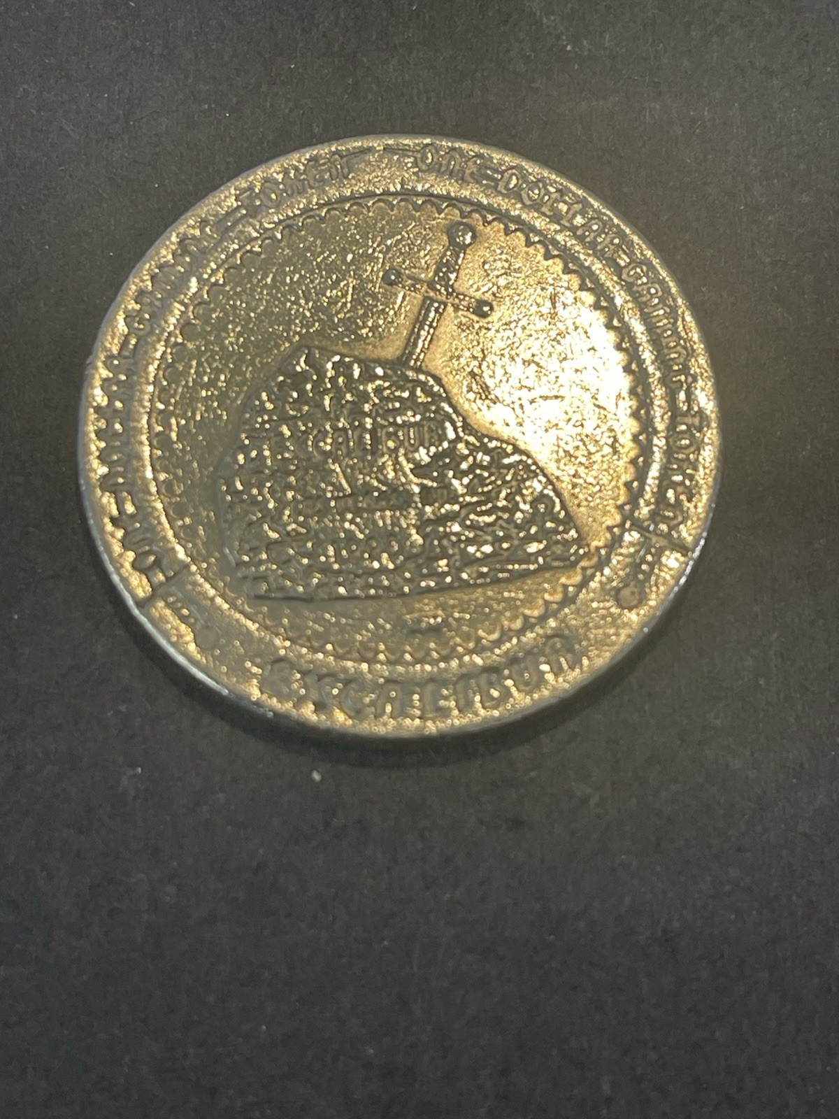 VTG EXCALIBUR HOTEL CASINO 1990 $1 ONE DOLLAR GAMING TOKEN - Las Vegas, NV T418 VTG EXCALIBUR HOTEL CASINO 1990 $1 ONE DOLLAR GAMING TOKEN - Las Vegas, NV T418
