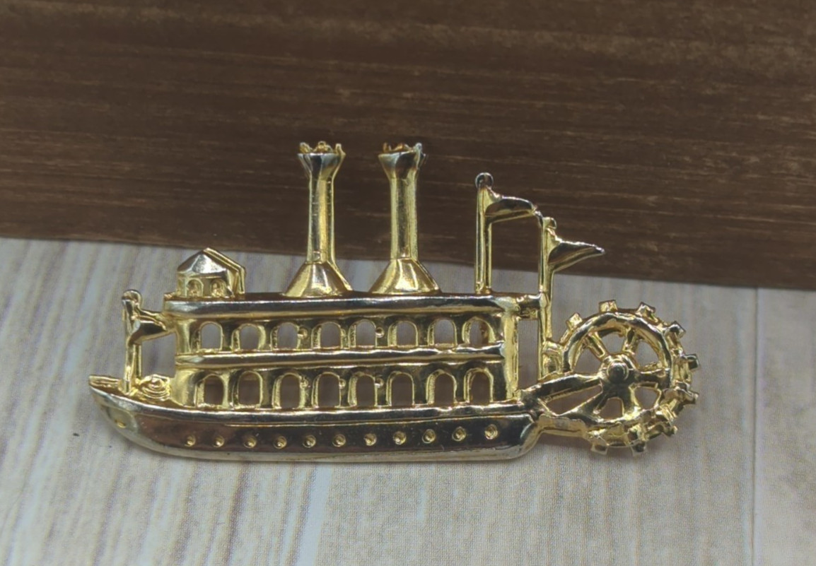 Retro Steamboat Gold Tone Pin Brooch Huckleberry Fin Theme