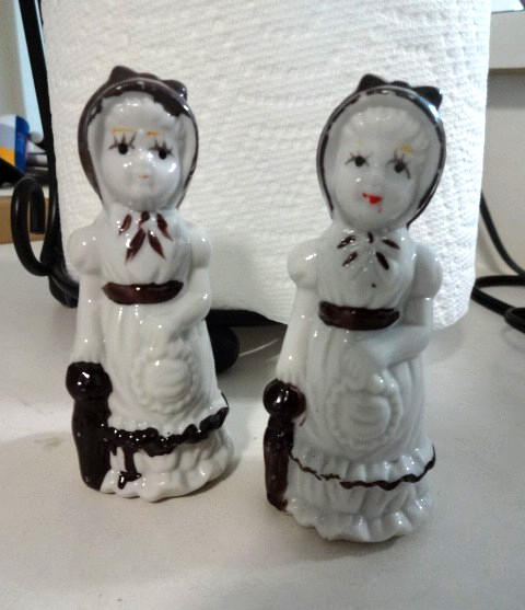 Pair of 4 in. Ceramic Girls w/Brown Bonnet and Umbrella Figurines (Japan)