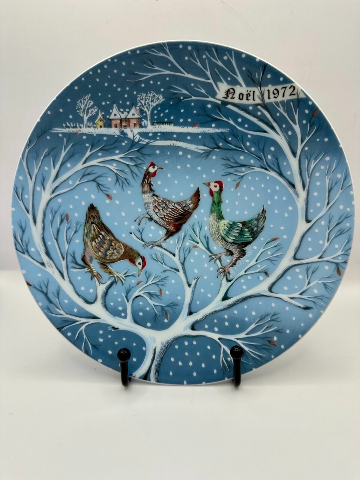 Haviland Limoges Noël 1972 Plate “Three French Hens” by Raymond Hétreau