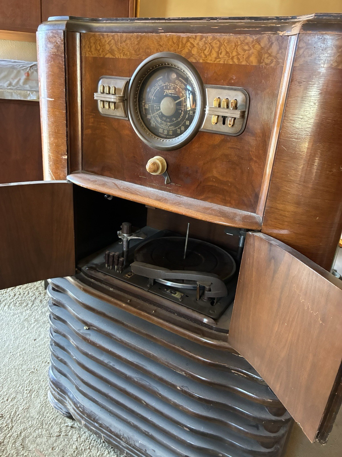 ANTIQUE. OLD ZENITH CONSOLE RADIO IN ILLINOIS. VERY OLD ANTIQUE. VERY RARE