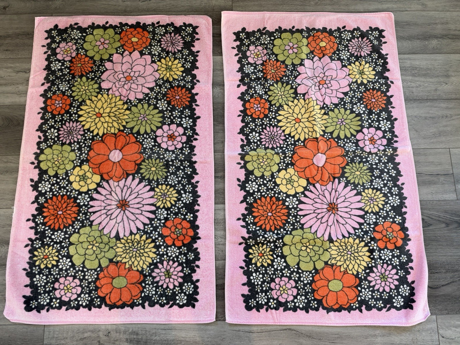 Vintage 1970’s Fieldcrest “Bright Nights” Set of(2) Bath Towels Velour / Cotton