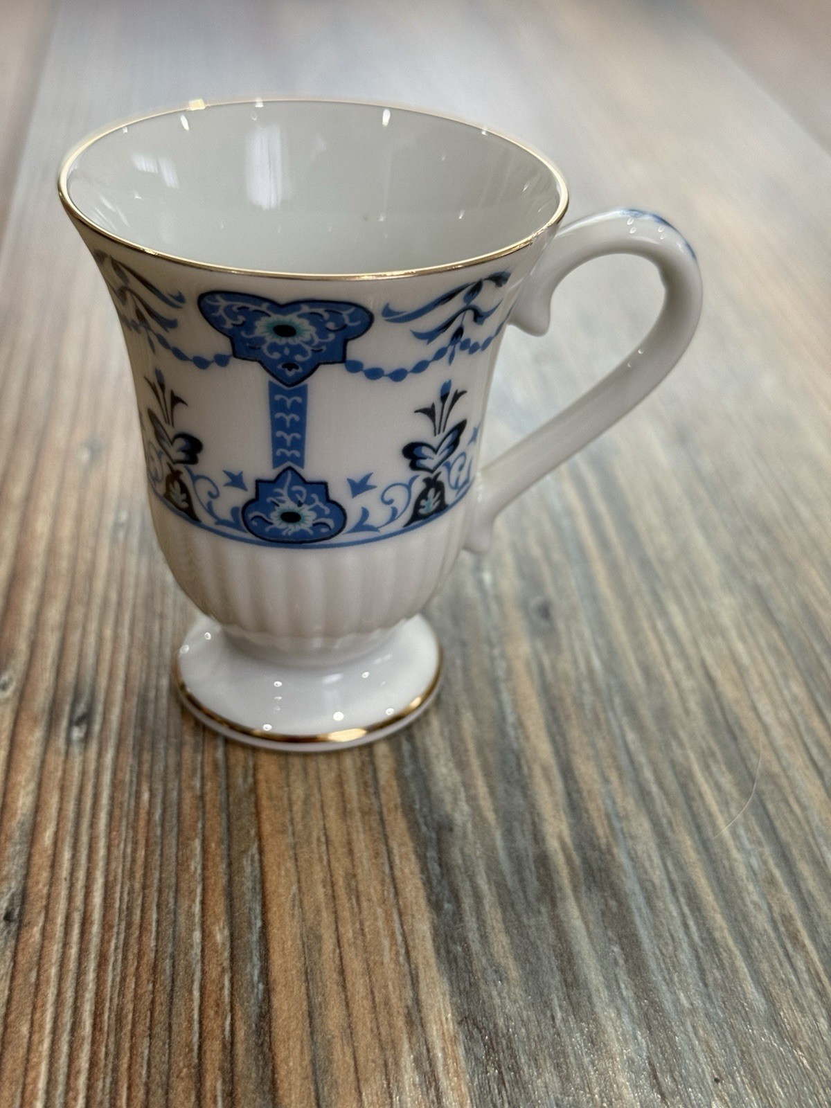 Avon 1984 Blue Delft Miniature Porcelain Cup – Gold Trim Collectible Avon 1984 Blue Delft Miniature Porcelain Cup – Gold Trim Collectible