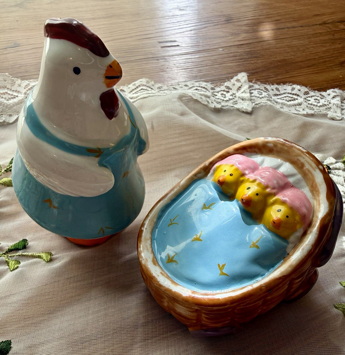 Vintage Anthropomorphic Mother Hen & 3 Chicks in Bed Ceramic S&P Shakers