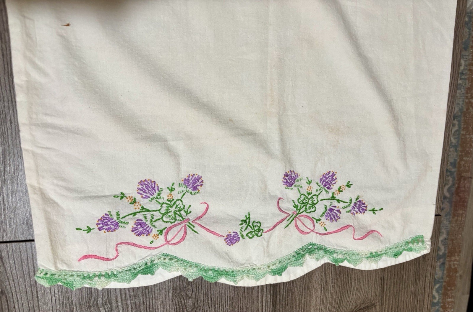 Vtg Hand Embroidered Floral Print Scalloped Edge Standard Size Pillowcases Pair
