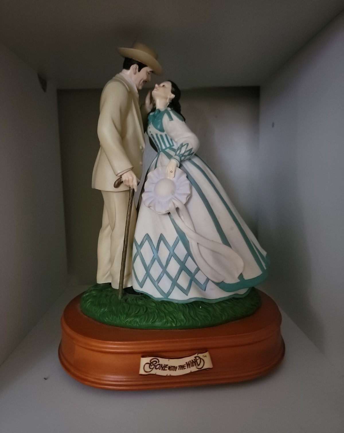 Couple Figurine Resin Painted White Green Brown Beige Wooden-Style Base Couple Figurine Resin Painted White Green Brown Beige Wooden-Style Base