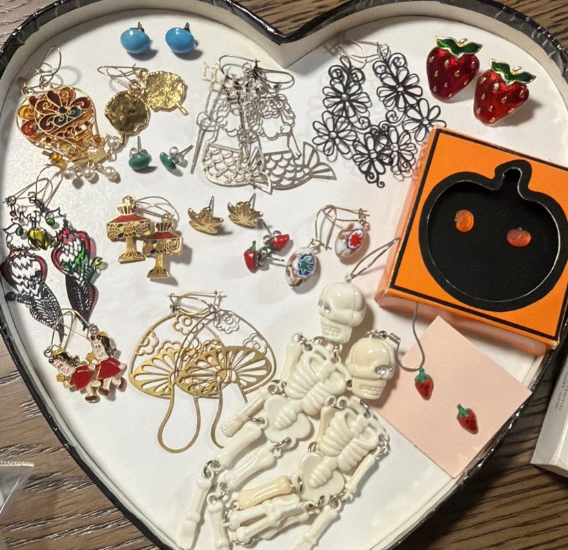 Collectible vintage of 17 pairs of earrings for women Collectible vintage of 17 pairs of earrings for women