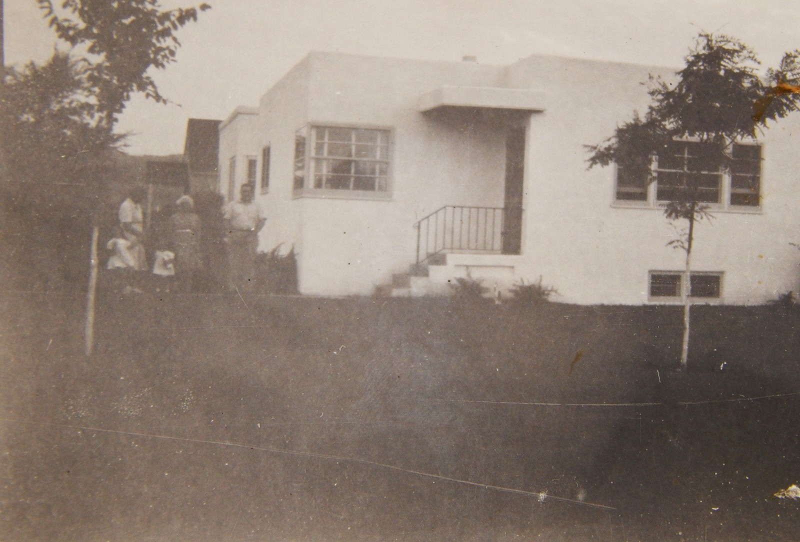 Vintage Photograph, FAMILY OUTSIDE BELLE BEAUTIFUL HOUSE-SEPTEMBER 1945,Art-Deco Vintage Photograph, FAMILY OUTSIDE BELLE BEAUTIFUL HOUSE-SEPTEMBER 1945,Art-Deco