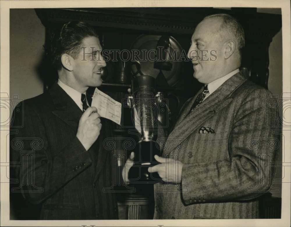 1940 Press Photo Acme photographer Carl Thusgaard presented check by Kilpatrick