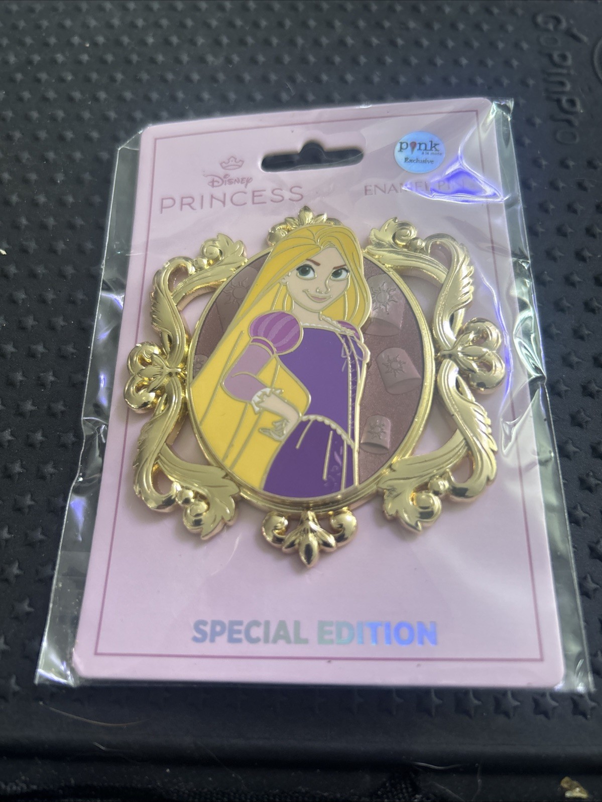 Palm Pink a La Mode Disney Tangled le 300 Rapunzel Cameo Pin Palm Pink a La Mode Disney Tangled le 300 Rapunzel Cameo Pin