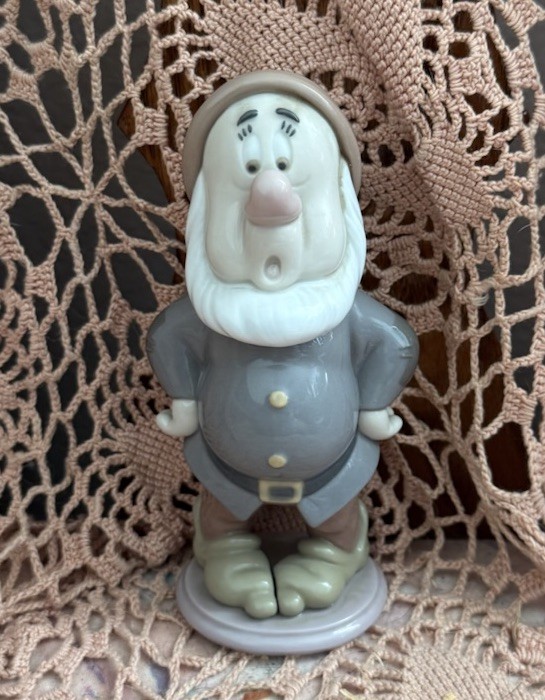 Lladro 7535 Sneezy 1 of 7 Dwarfs Retired No Condition Very Rare Lladro 7535 Sneezy 1 of 7 Dwarfs Retired No Condition Very Rare