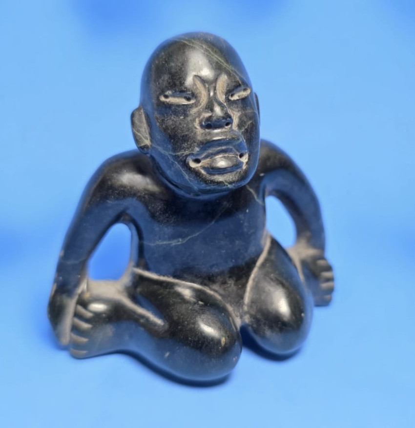 PRE-COLUMBIAN OLMEC JADE SEATED BABY FIGURE PRE-COLUMBIAN OLMEC JADE SEATED BABY FIGURE