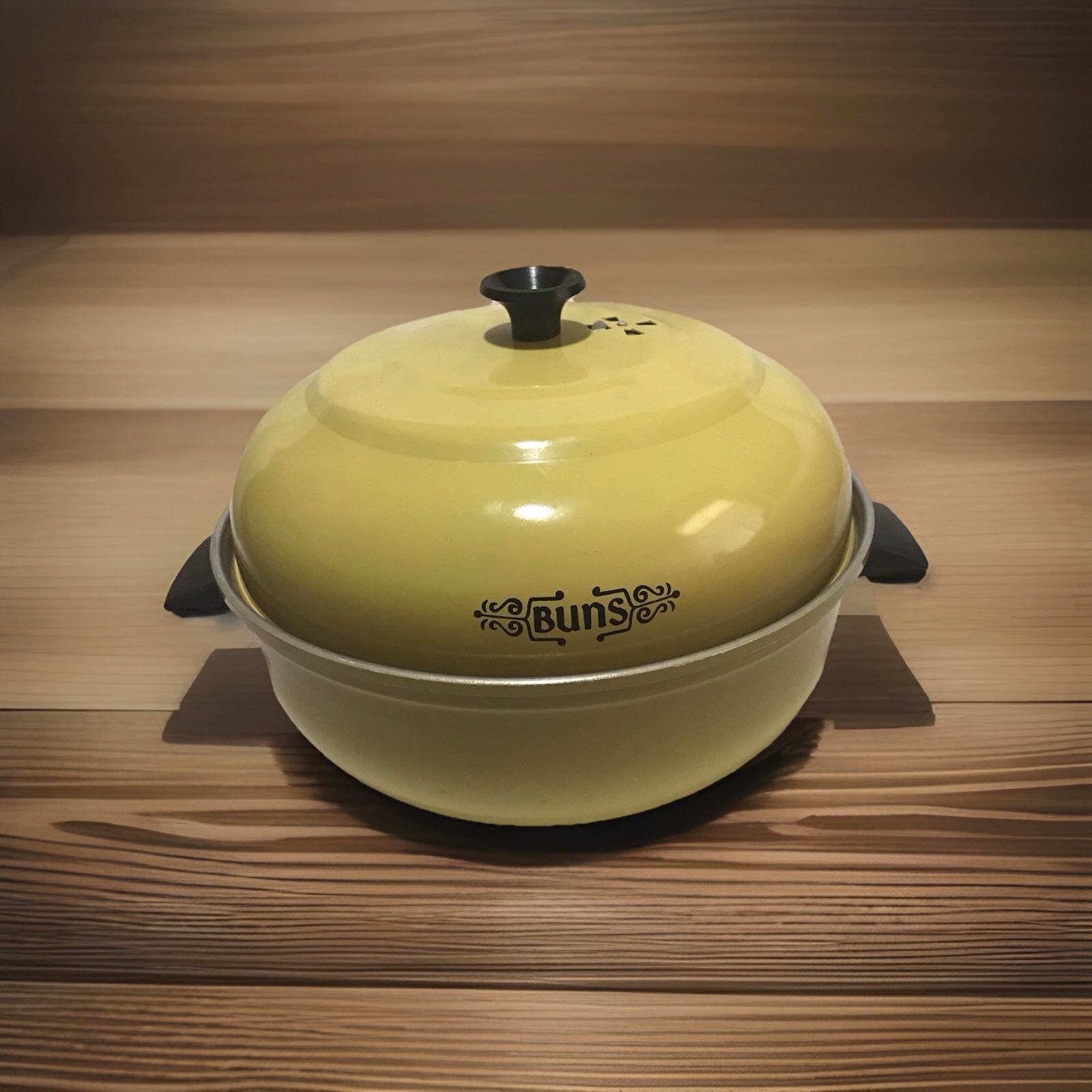 Vintage Mirro Aluminum Bun Warmer In a retro harvest yellow/gold finish 1970s. Vintage Mirro Aluminum Bun Warmer In a retro harvest yellow/gold finish 1970s.
