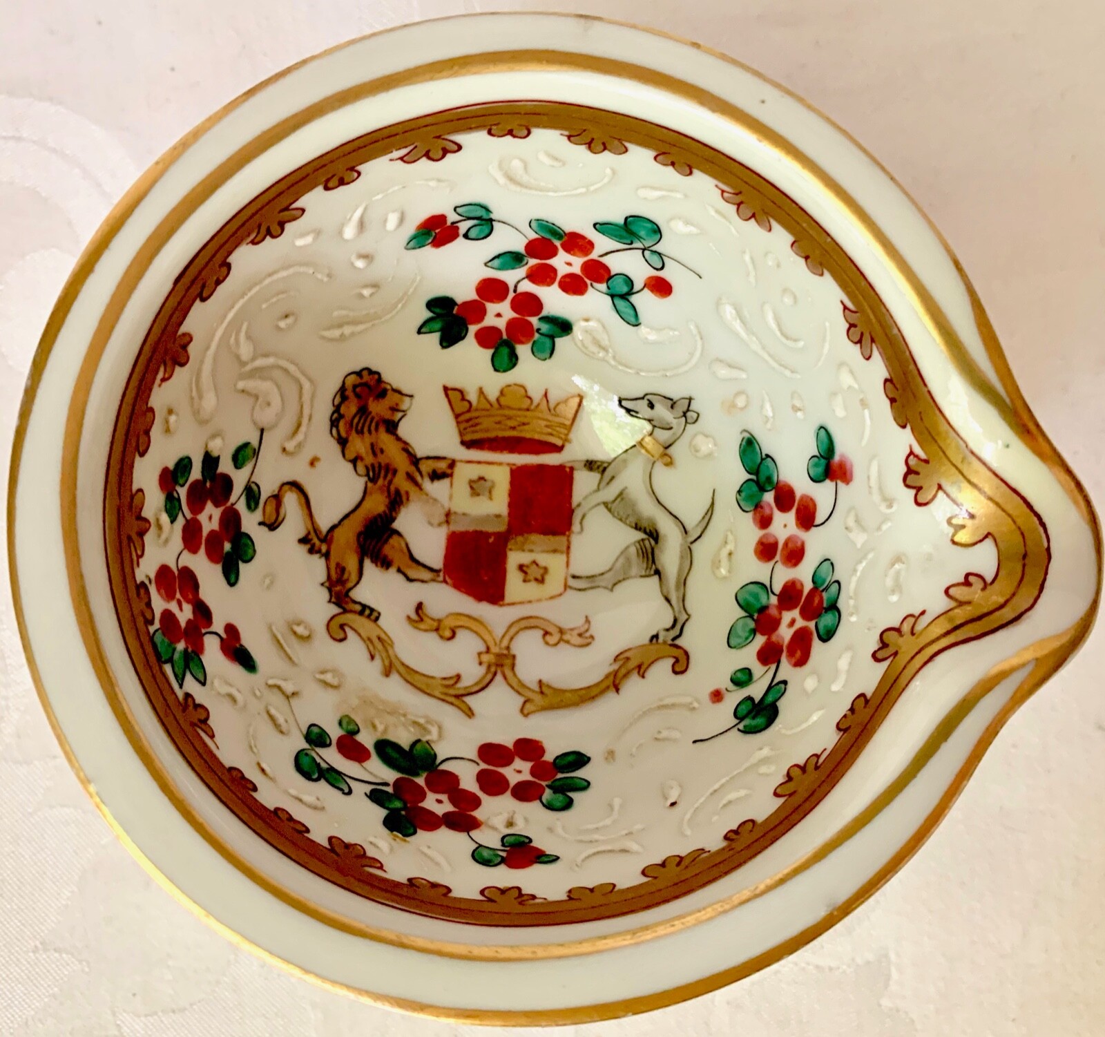 ANTIQUE SAMSON EDMÉ FRANCE HAND PAINTED CERAMIC ARMORIAL BOWL, COAT OF ARMS