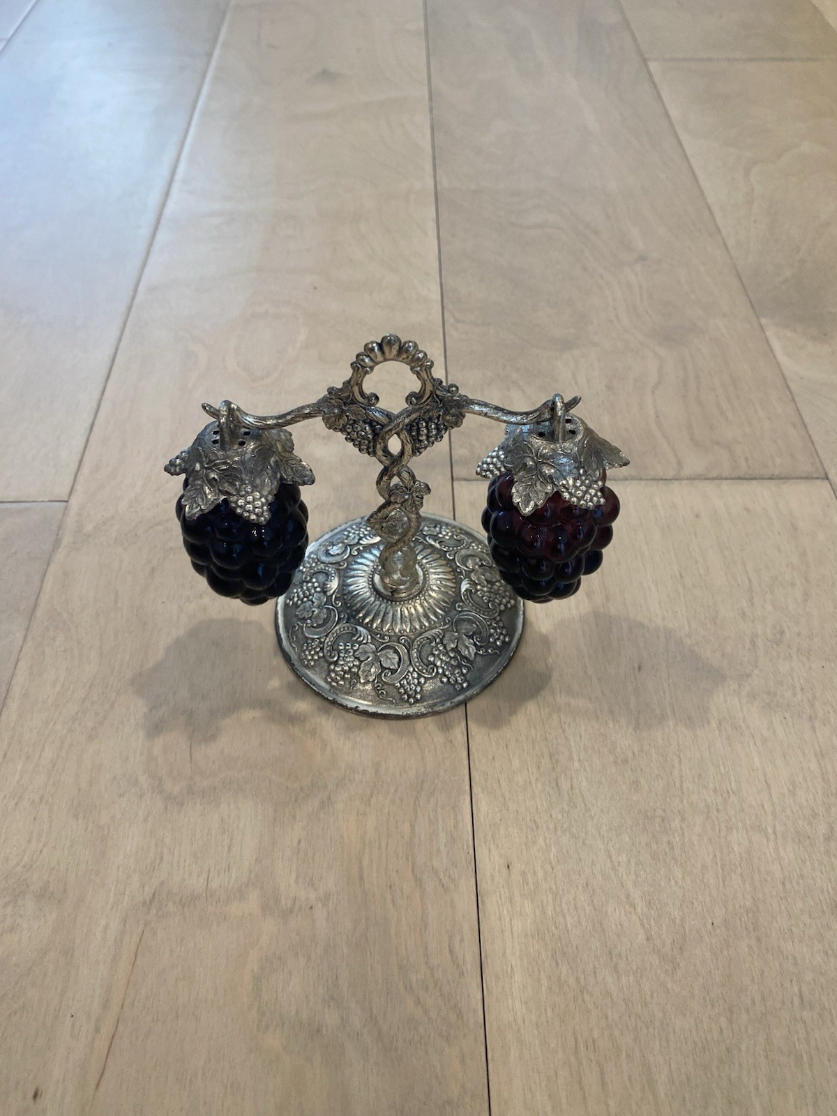 VTG Purple Glass Hanging Grape Cluster Salt & Pepper Shakers Metal Vine Stand 5”