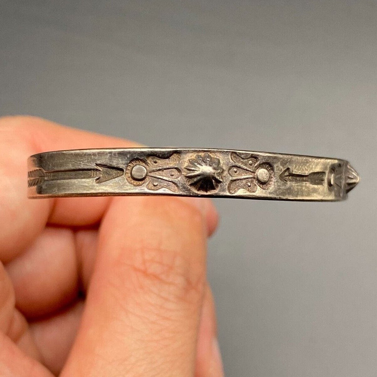 Vintage Navajo Native Arrow Concho Stampwork Silver Bracelet Cuff 6-5/8\