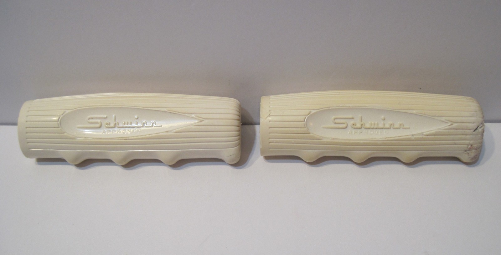 Vintage 1963 SCHWINN Approved Logo ORIGINAL STINGRAY White Bike HANDGRIPS Decent