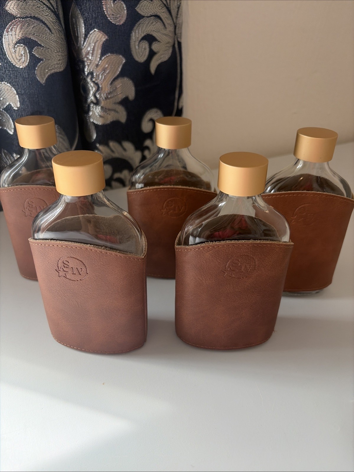 (Lot Of 5)Maker\'s Makers Maker Mark Glass Logo Flask with Sleeve 200ml Leather (Lot Of 5)Maker\'s Makers Maker Mark Glass Logo Flask with Sleeve 200ml Leather