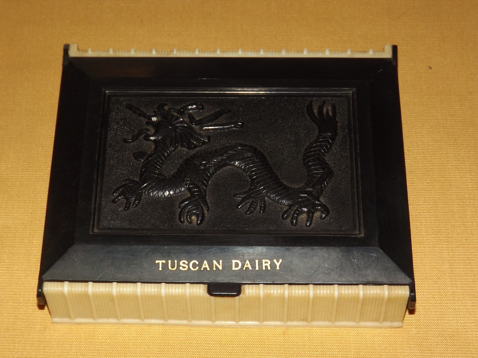 VINTAGE 2 DECKS CAMEO PLAYING CARDS in TUSCAN DAIRY DRAGON PLASTIC CASE VINTAGE 2 DECKS CAMEO PLAYING CARDS in TUSCAN DAIRY DRAGON PLASTIC CASE