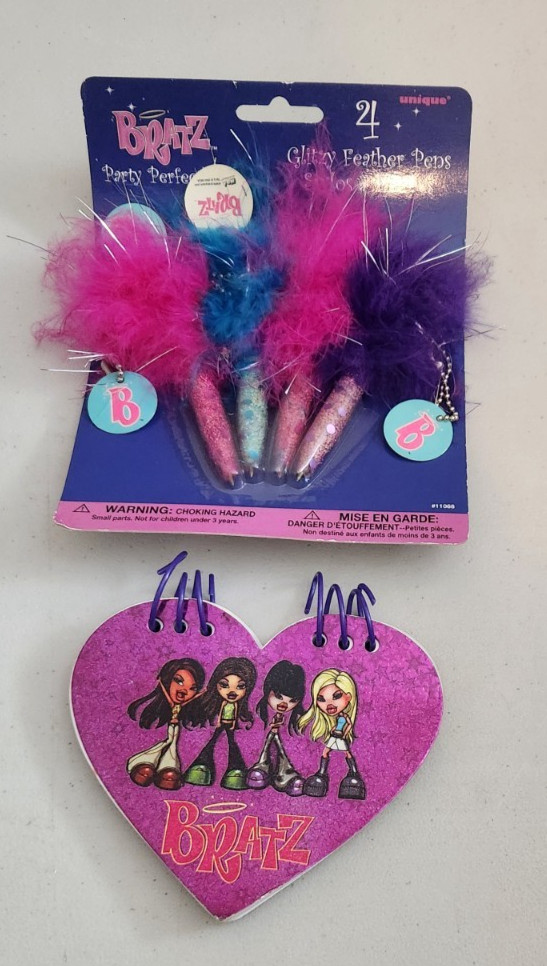 Bratz Glitzy Feather Pen 4 pack Set with heart shaped notepad Bratz Glitzy Feather Pen 4 pack Set with heart shaped notepad
