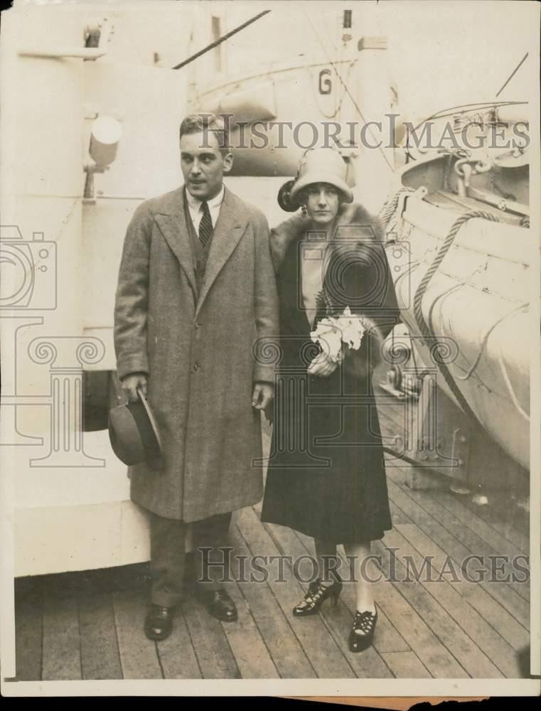 1925 Press Photo Mr. and Mrs. David Milton sail on ship Paris on honeymoon trip