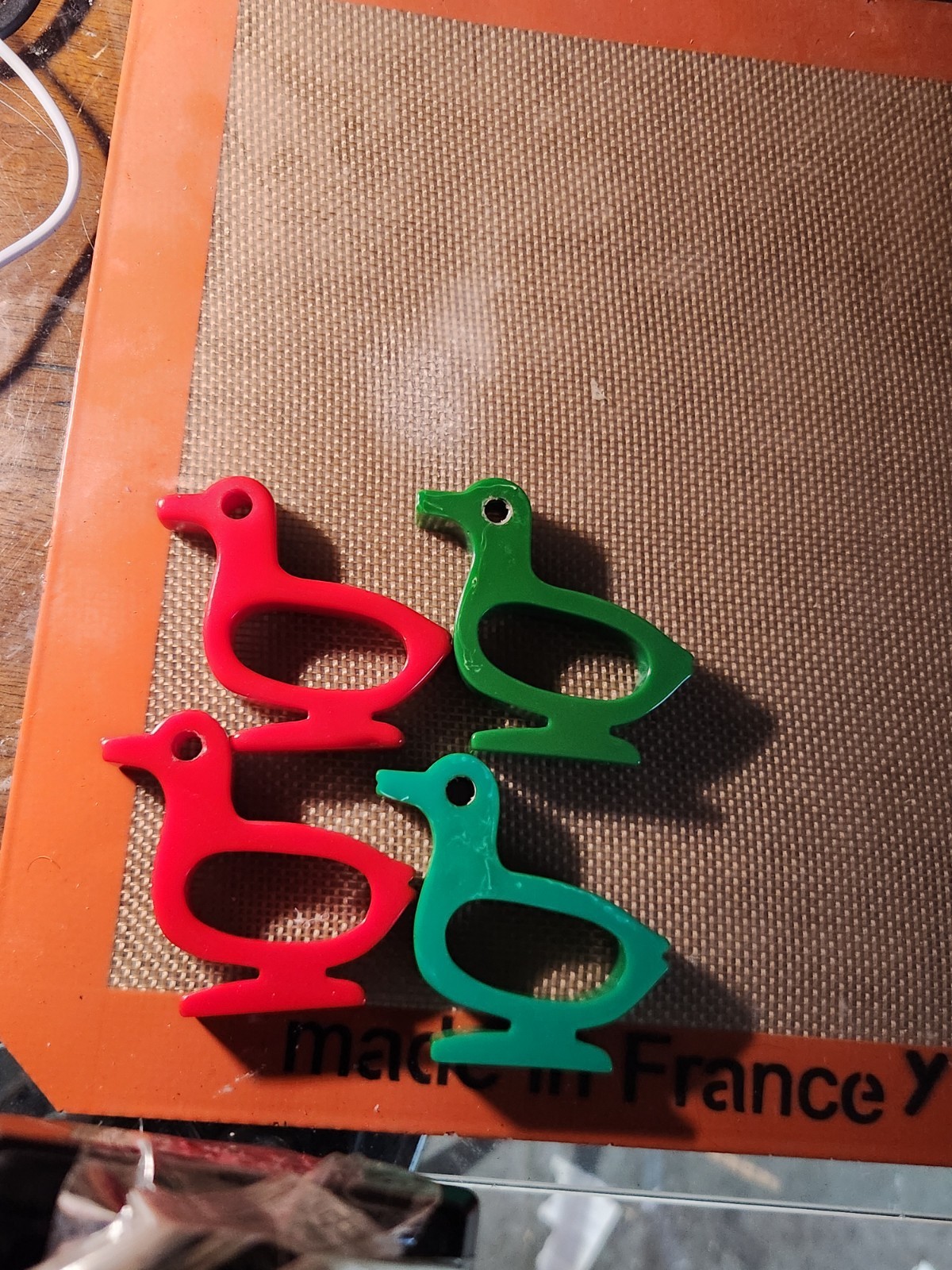 Vintage Set Of 4 Red And Green Bakelite Duck Napkin Rings. 