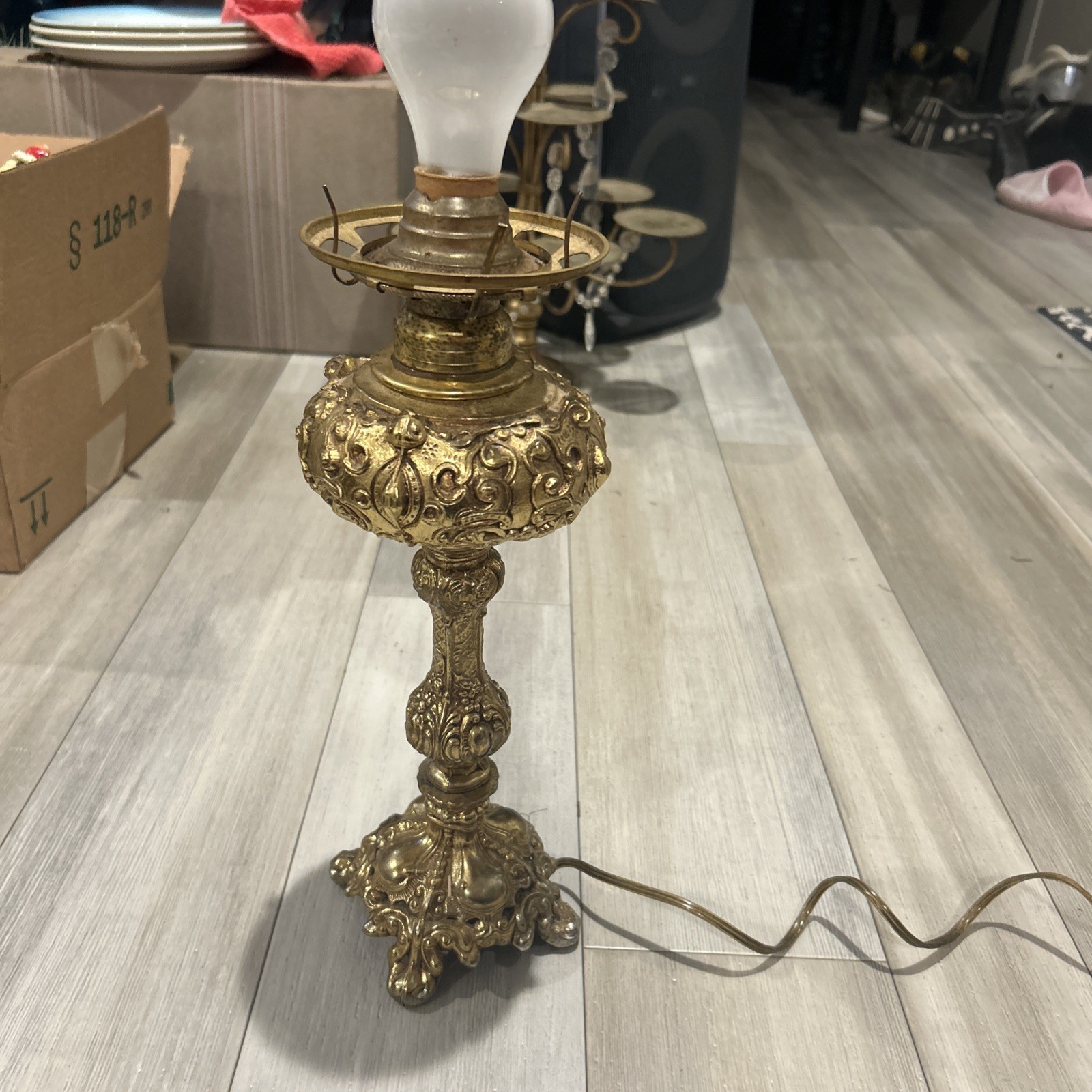 VINTAGE ORNATE BRASS LAMP / L&L WMC # 8273