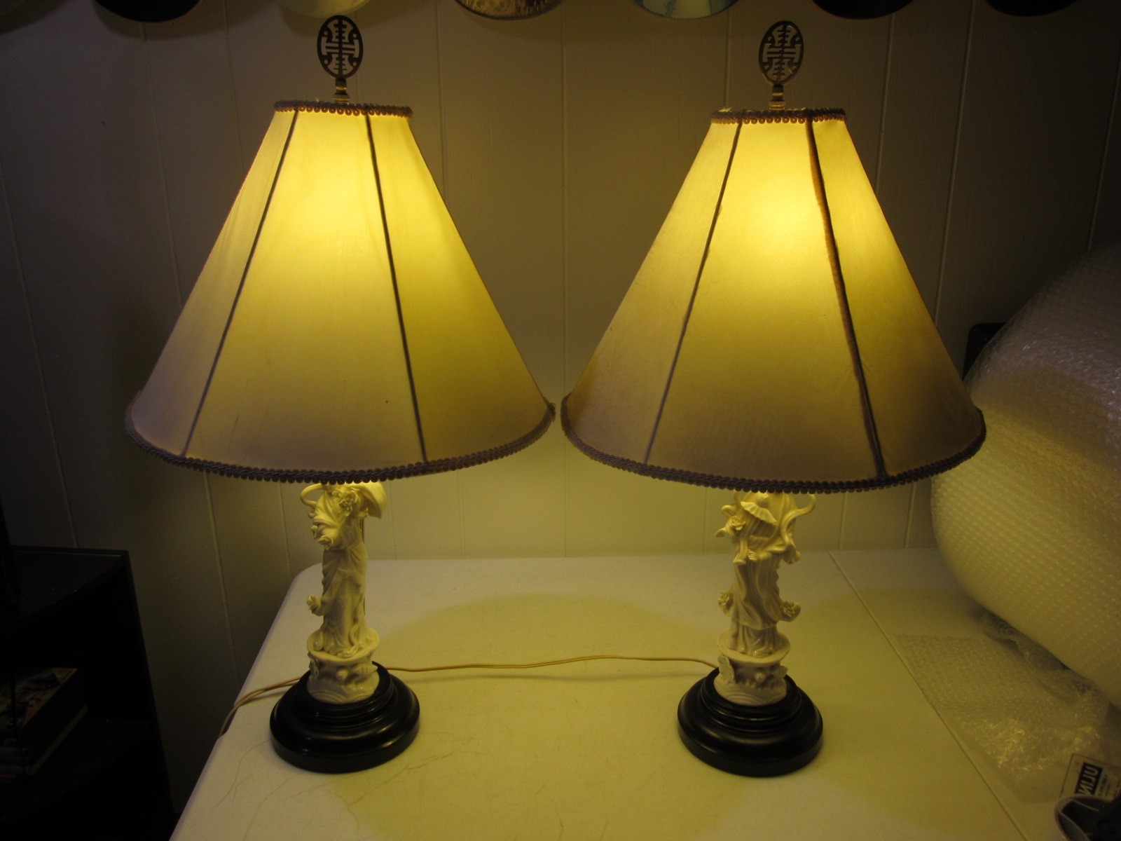 Vintage Pair Of 2 Chinese Blanc De Chine Porcelain Guanyin Kwanyin Lamps Vintage Pair Of 2 Chinese Blanc De Chine Porcelain Guanyin Kwanyin Lamps
