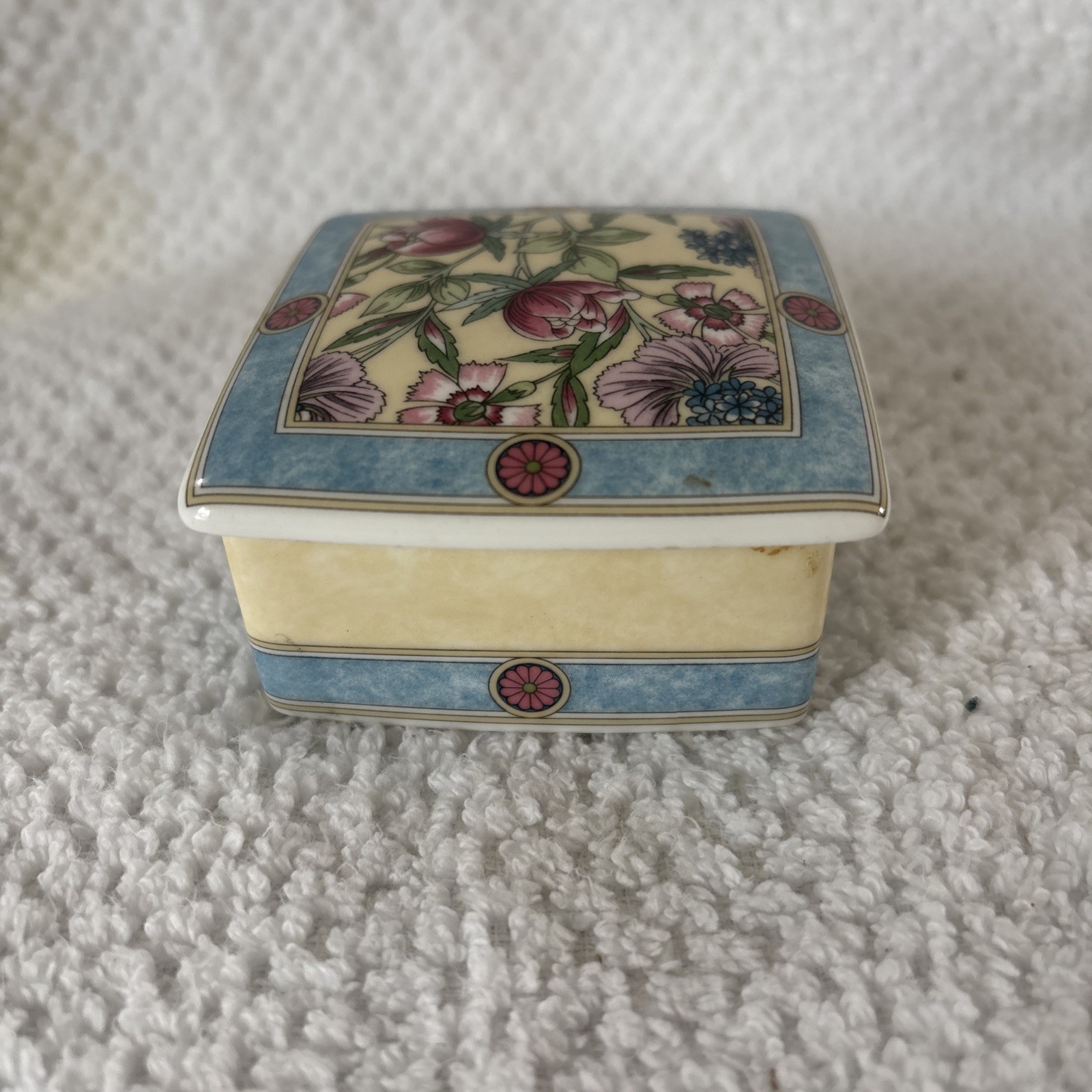 VTG 1995 WEDGEWOOD BONE CHINA (SARAH) SQUARE FLORAL TRINKET BOX WITH LID VTG 1995 WEDGEWOOD BONE CHINA (SARAH) SQUARE FLORAL TRINKET BOX WITH LID