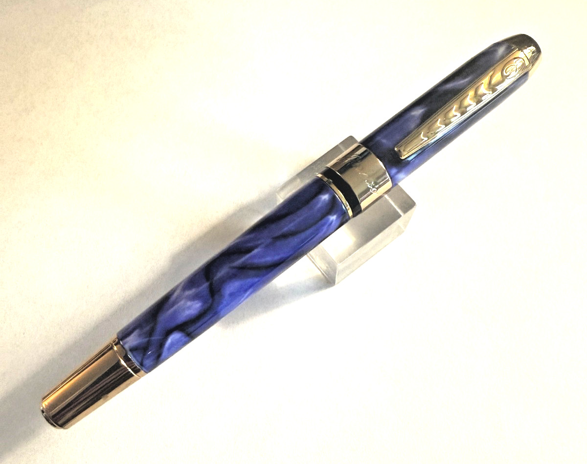 NEW Jinhao Blue lacquered  Fountain Pen Gold trim.  Extra FINE smooth gold nib.