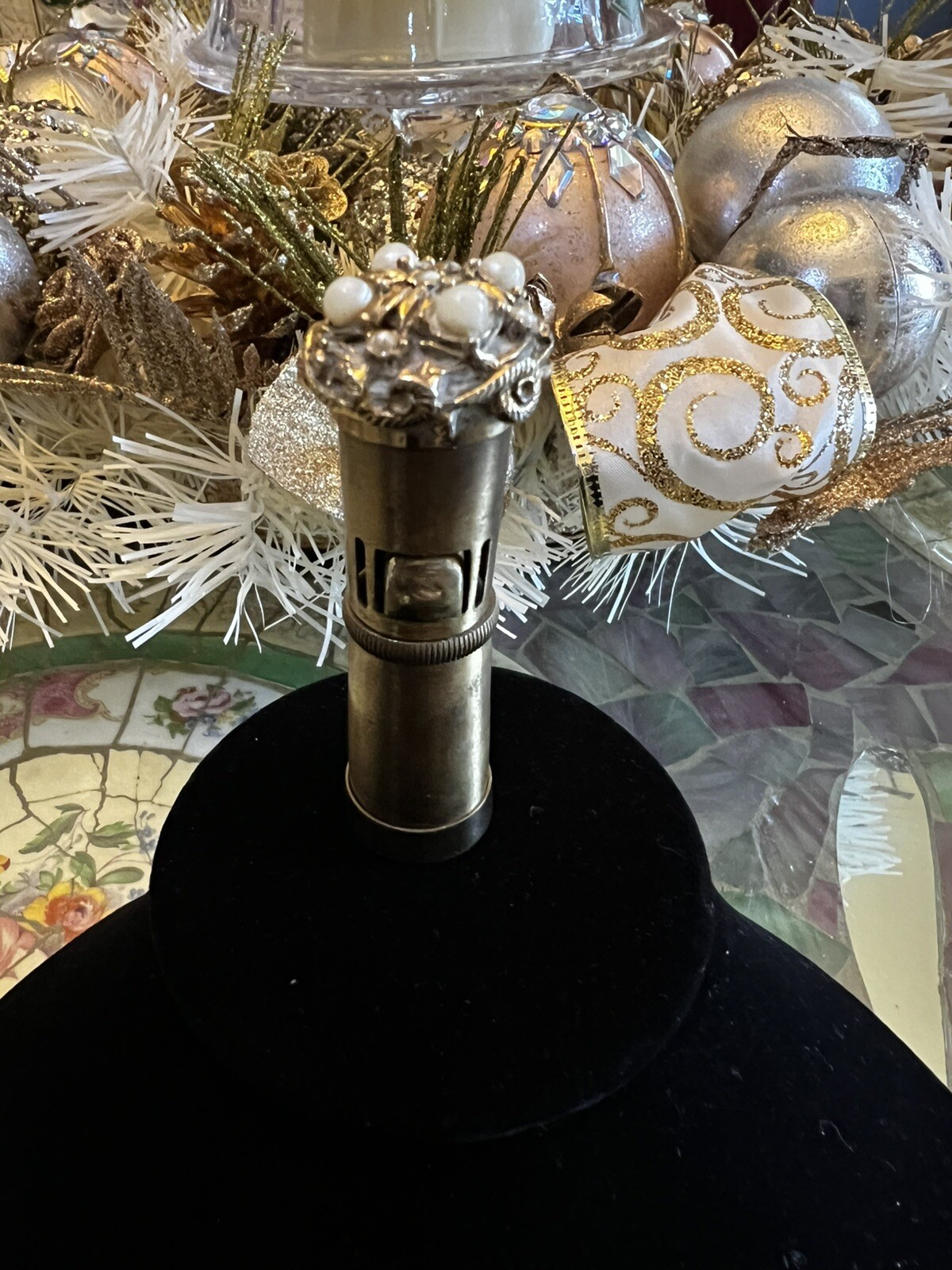 ANTIQUE/VINTAGE LADIES PEARL JEWELED BRASS AUTOMATIC SQUEEZE PETROL LIGHTER ANTIQUE/VINTAGE LADIES PEARL JEWELED BRASS AUTOMATIC SQUEEZE PETROL LIGHTER