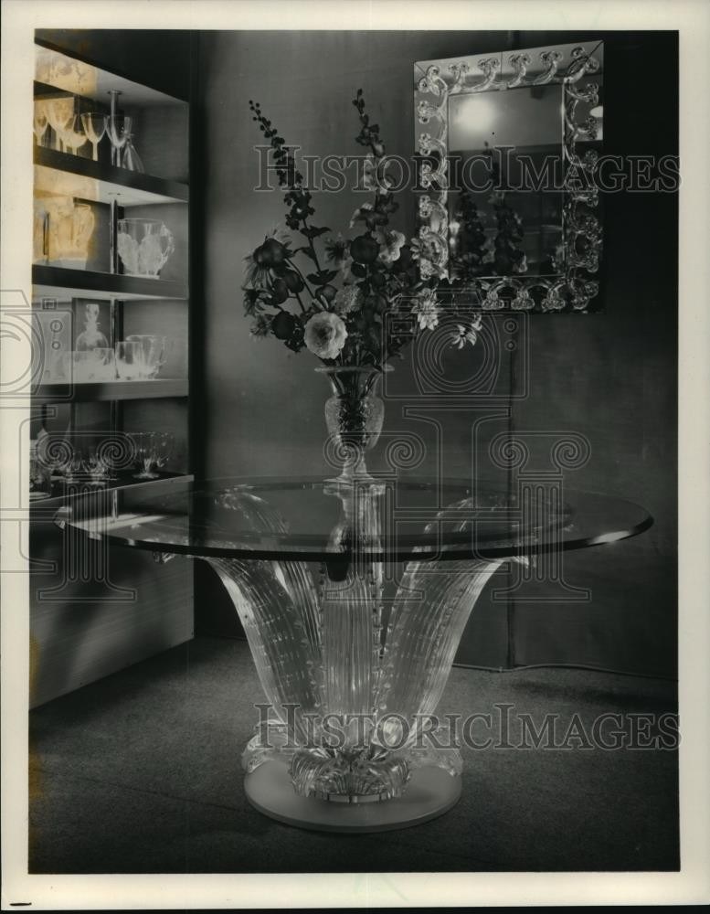 1987 Press Photo Lalique Cactus Table Bought For $40,700 At Sotheby\'s Auction