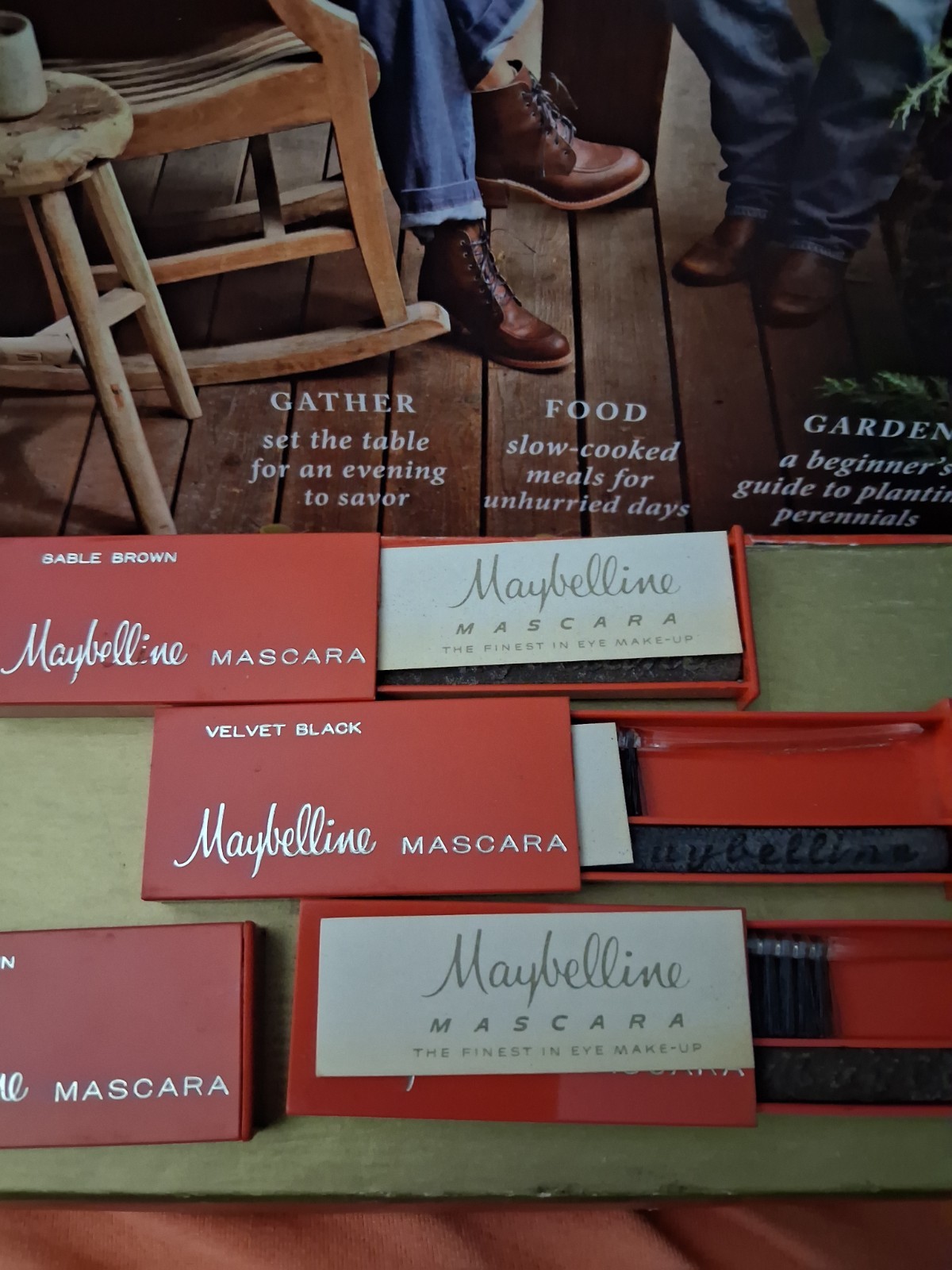 1960s MAYBELLINE Sable Brown CAKE MASCARA CELLULOID BRUSH RED SLIDE CASE 1960s MAYBELLINE Sable Brown CAKE MASCARA CELLULOID BRUSH RED SLIDE CASE