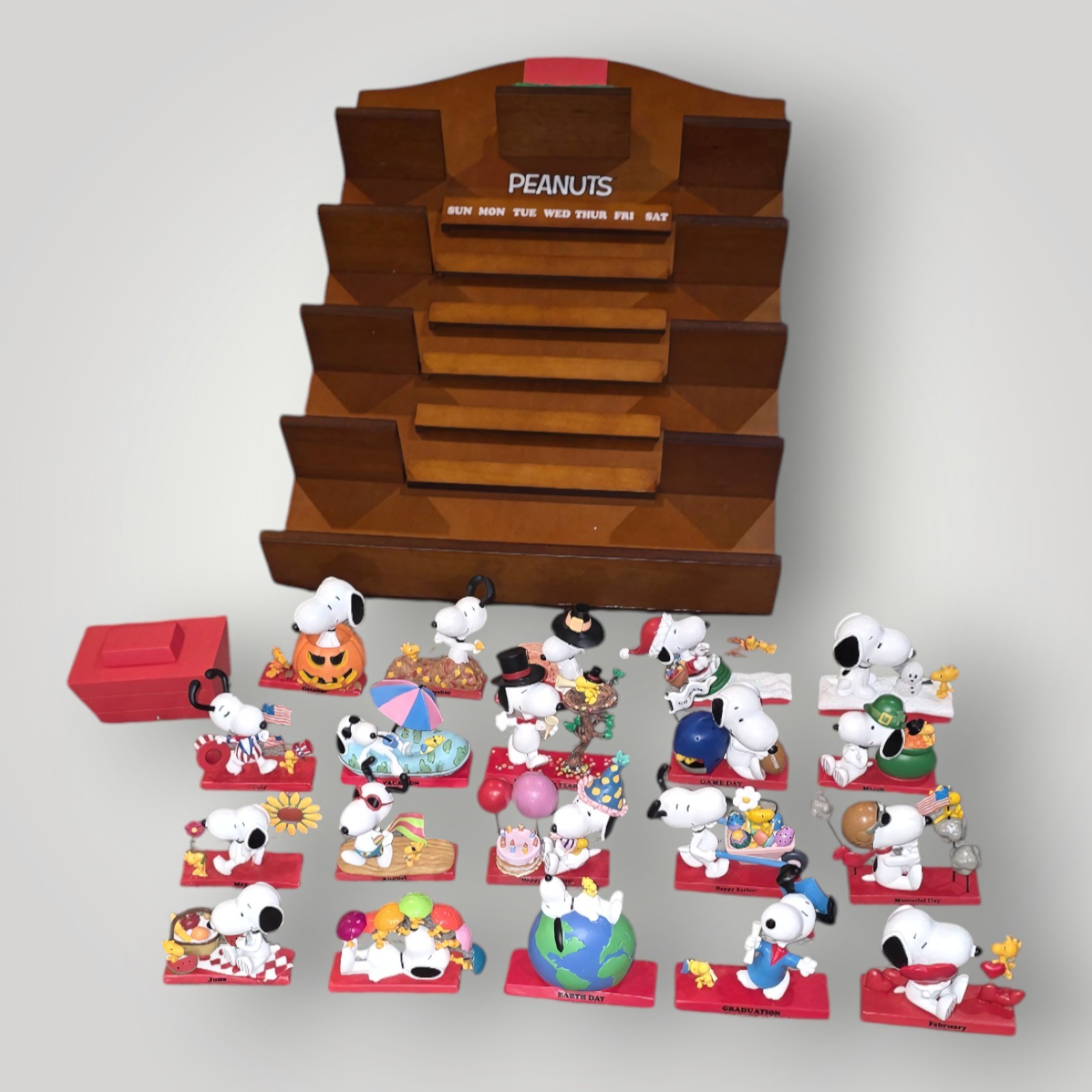 Bradford Exchange Snoopy Through The Year Calendar 20 Figures Rack Peanuts