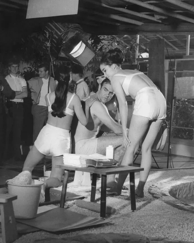 You Only Live Twice Sean Connery Massage Japanese Girls James Bond 4x6 Picture You Only Live Twice Sean Connery Massage Japanese Girls James Bond 4x6 Picture