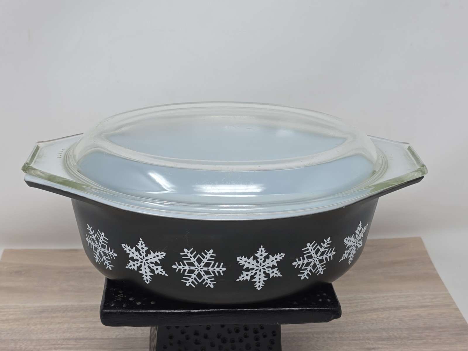 Vintage Pyrex Black Snowflake Casserole 043 1 1/2 QT Quart w/ Lid Charcoal MCM Vintage Pyrex Black Snowflake Casserole 043 1 1/2 QT Quart w/ Lid Charcoal MCM