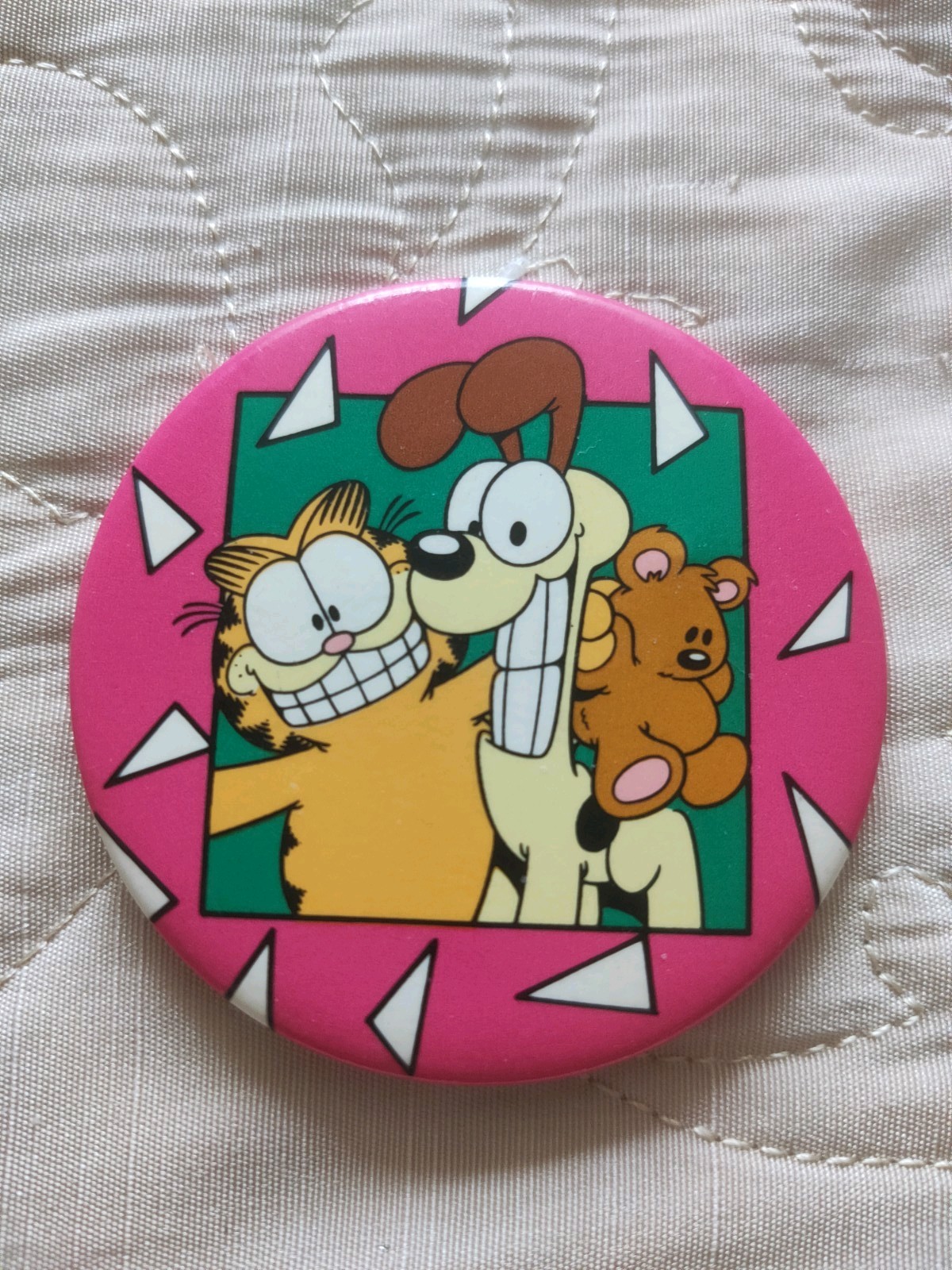 Vintage 1980\'s Garfield and Odie pin badge. Retro & Collectable