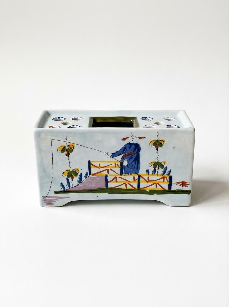 Vintage Williamsburg Restoration Chinoiserie Delft Flower Brick Frog Vase Vintage Williamsburg Restoration Chinoiserie Delft Flower Brick Frog Vase