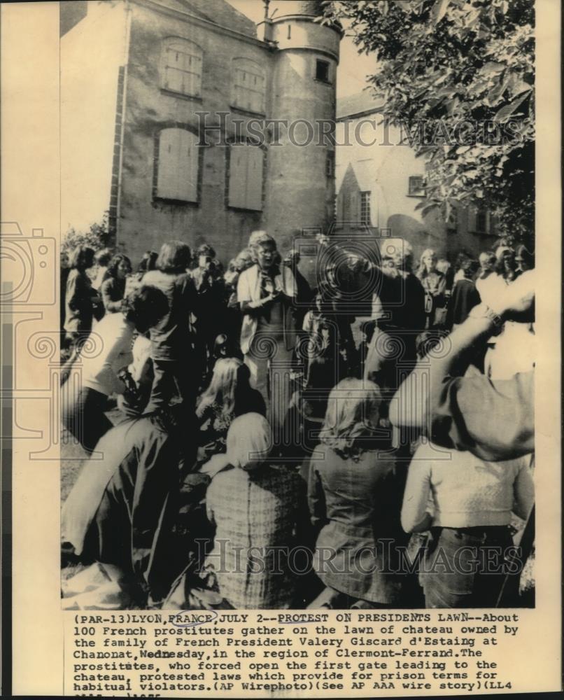 1975 Press Photo French prostitutes gather at chateau of President d'Etaing
