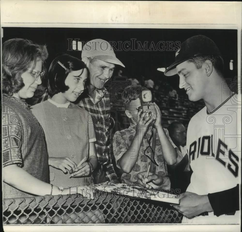 1964 Press Photo Wally Bunker signed an autograph for a youngster with camera