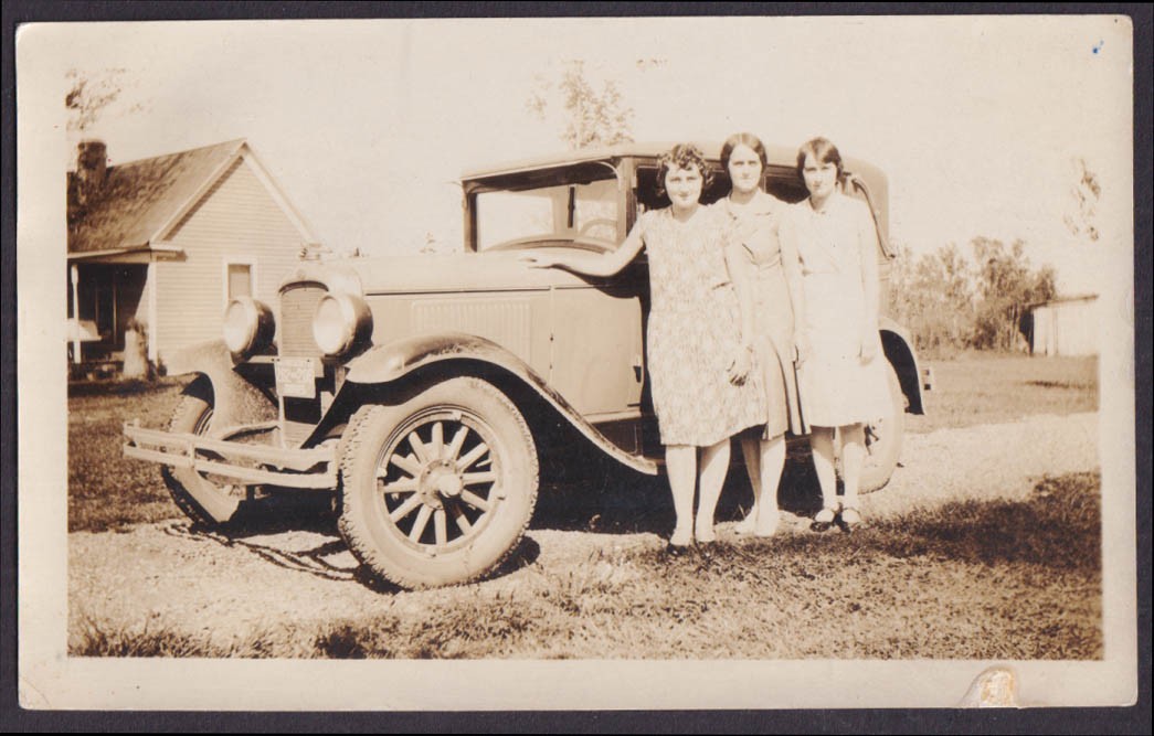 1928 Pontiac Cabriolet Sedan vernacular photo 3 young gals pose KY plate 262-202 1928 Pontiac Cabriolet Sedan vernacular photo 3 young gals pose KY plate 262-202