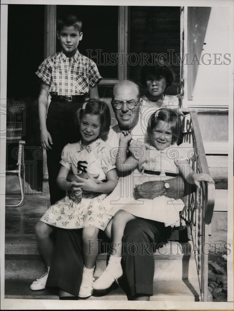1957 Press Photo Illinois football coach Ray Elliot & Mac Wenskunas kids 1957 Press Photo Illinois football coach Ray Elliot & Mac Wenskunas kids