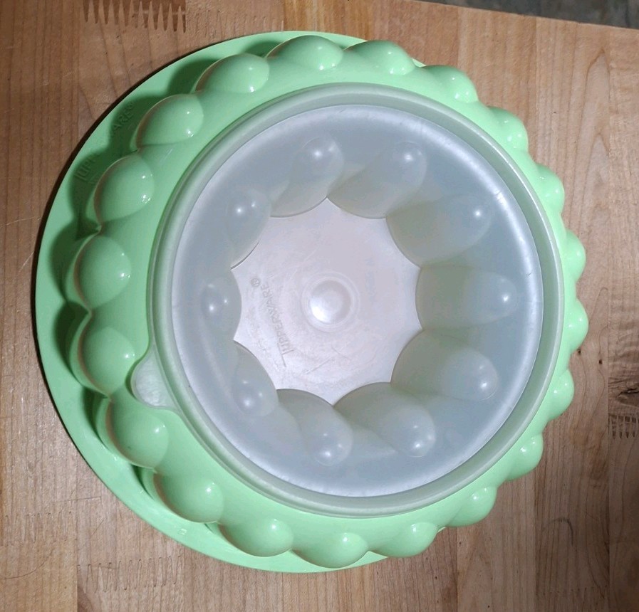 TUPPERWARE Vintage Jello Mold  - Mint Green - Very Good Condition Missing Lid