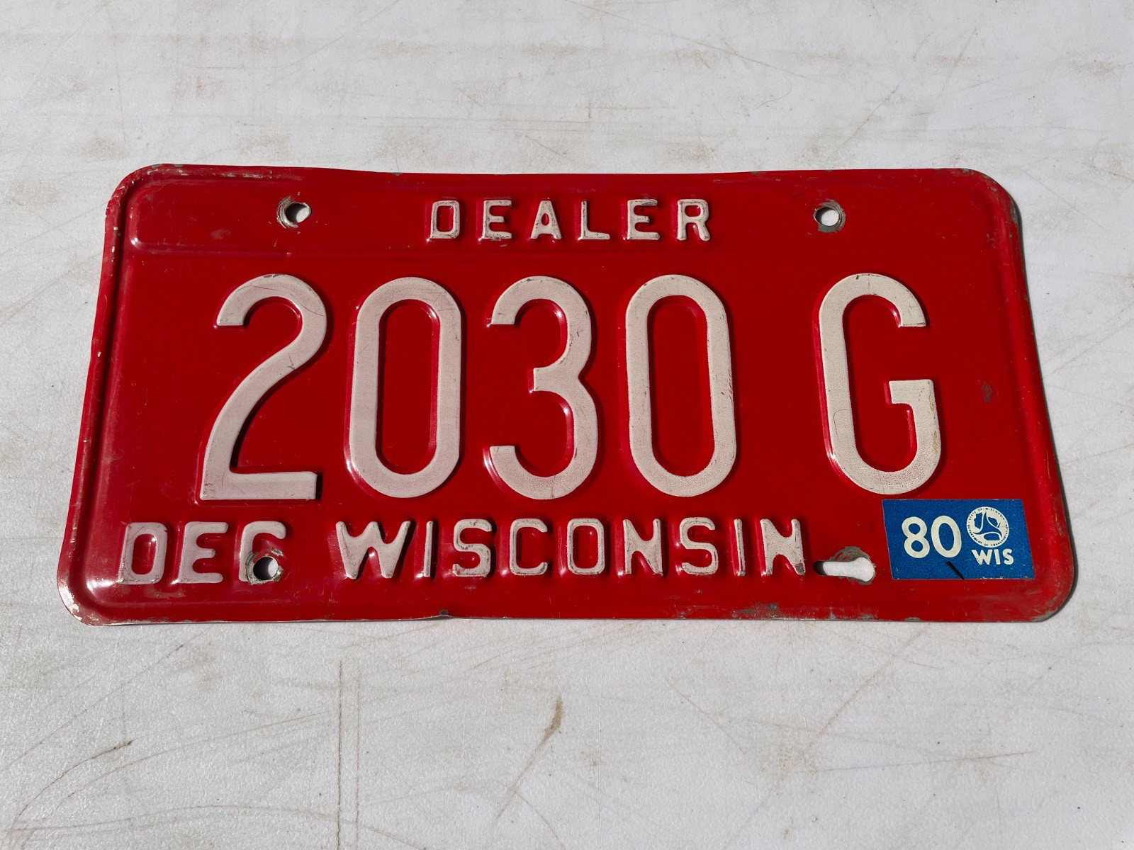 1980 WISCONSIN DEALER RARE VINTAGE LICENSE PLATE 80 203 0 G WHITE RED CLASSIC 1980 WISCONSIN DEALER RARE VINTAGE LICENSE PLATE 80 203 0 G WHITE RED CLASSIC