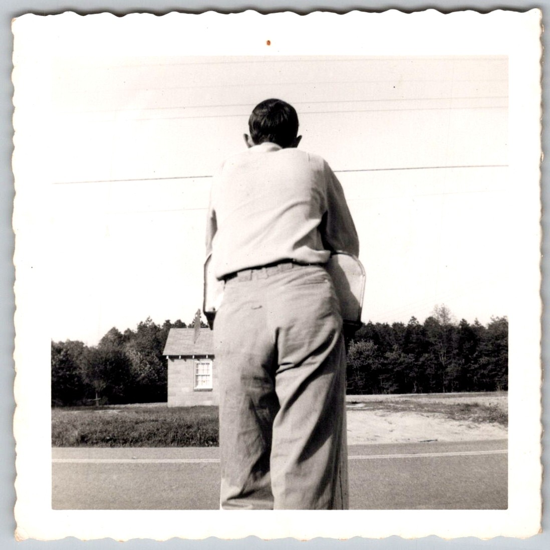 Vtg B&W Snapshot Man Back View Deckle Edge Photo Road House Countryside 1940s